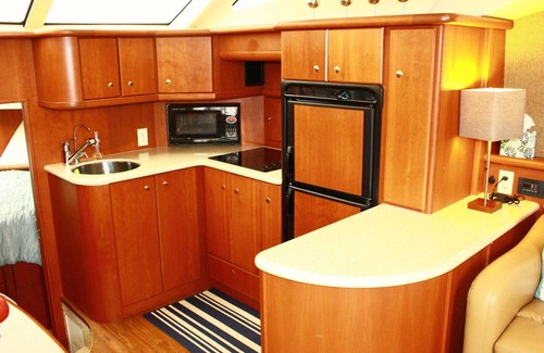 Waterfront Cama Y Desayuno | Spend the Night on a Yacht!