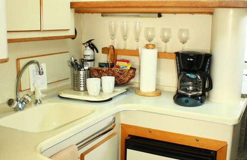 Waterfront Cama Y Desayuno | Spend the Night on a Yacht!