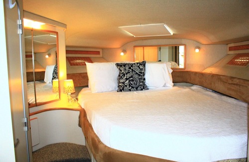 Waterfront Cama Y Desayuno | Spend the Night on a Yacht!