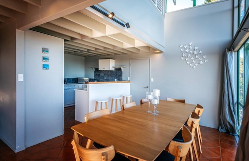 Surfdale Casa | Spinnaker Watch - A relaxed coastal retreat with breathtaking views to Auckland City. Spinnaker Watch offers spacious living, linen furnishings, sunny decks, and a short walk to the beach the perfect Waiheke escape for couples or small groups.