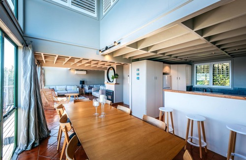 Surfdale Casa | Spinnaker Watch - A relaxed coastal retreat with breathtaking views to Auckland City. Spinnaker Watch offers spacious living, linen furnishings, sunny decks, and a short walk to the beach the perfect Waiheke escape for couples or small groups.