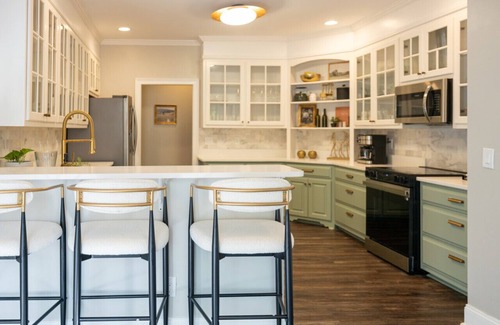 Jonesboro Casa | Spivey Manor · Sink into the Luxe Corner Tub at an Upscale, Spacious Home