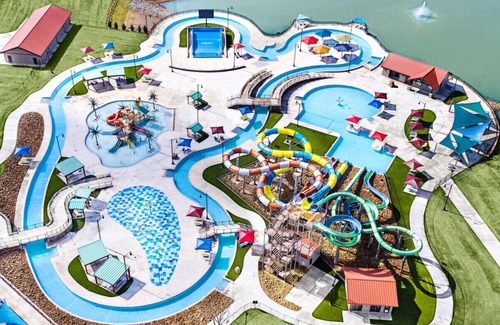 Jonesboro Casa | Spivey Manor · Sink into the Luxe Corner Tub at an Upscale, Spacious Home