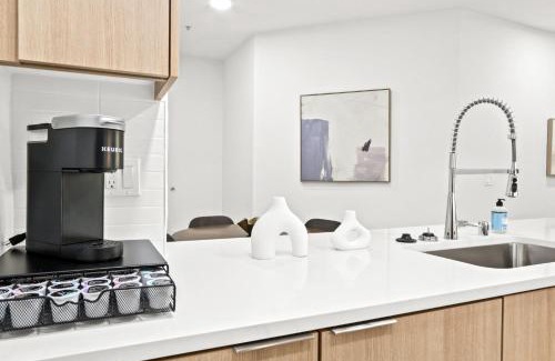 Downtown Apartamento | Splendid 2BR, 2BA Apt 12 Min Walk to SM Pier!