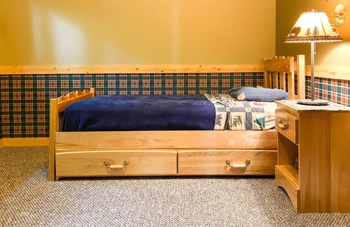Columbia Falls Cabina | Spoon Lake Lookout ~ Private Lakefront Getaway ~ Minutes from Glacier National Park