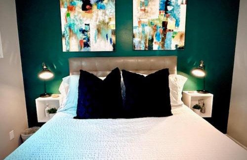 Neartown Apartamento | Spotless Full Sized Apartment! Montrose Stays An Art Lover's Dream