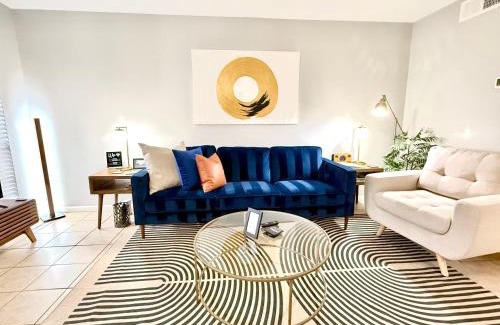 Neartown Apartamento | Spotless Full Sized Apartment! Montrose Stays An Art Lover's Dream