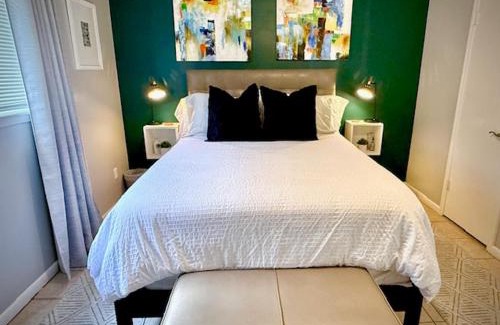 Neartown Apartamento | Spotless Full Sized Apartment! Montrose Stays An Art Lover's Dream