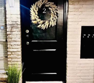 Neartown Apartamento | Spotless Full Sized Apartment! Montrose Stays An Art Lover's Dream