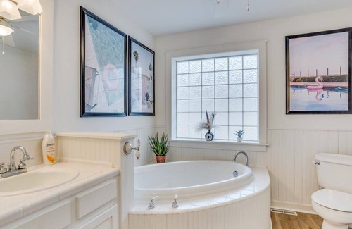 Wichita Casa | Sprawling 6BD Home With POOL In Safe Area!