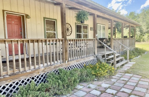 Branford Casa | Spring Diving Capital . Walk to Ruth Springs and 1 mile from Troy .