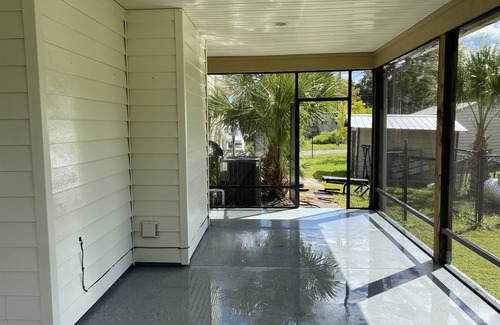Fort McCoy Casa | Springfed Canal on Lake George/ Large 4 Bedroom house on water/Boat Ramp/Hot Tub