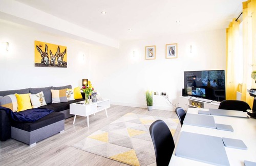 Swindon Apartamento | Springfield Serviced Apartment - 2 bedrooms, sleeps 5, Free WIFI, Netflix & Parking