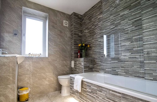 Swindon Apartamento | Springfield Serviced Apartment - 2 bedrooms, sleeps 5, Free WIFI, Netflix & Parking