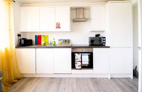Swindon Apartamento | Springfield Serviced Apartment - 2 bedrooms, sleeps 5, Free WIFI, Netflix & Parking