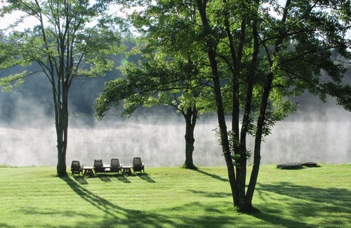 Bovina Center Casa | 'Spruce Lake Farm' finca de troncos de 56 acres en un lago privado de 7 acres en Catskills.