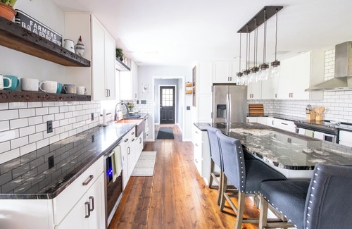 Sandusky Otro | Squiggy's Farm- 2 King Beds- Comfortable Modern Stay with Entertainment Barn