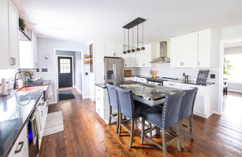 Sandusky Otro | Squiggy's Farm- 2 King Beds- Comfortable Modern Stay with Entertainment Barn