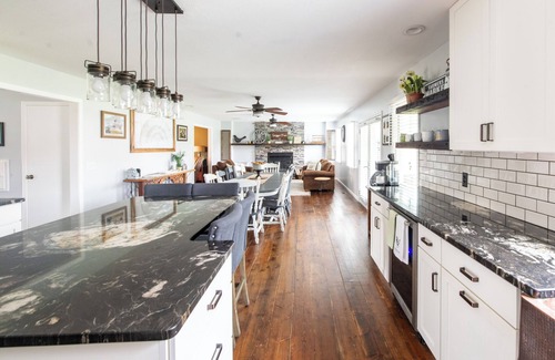 Sandusky Otro | Squiggy's Farm- 2 King Beds- Comfortable Modern Stay with Entertainment Barn