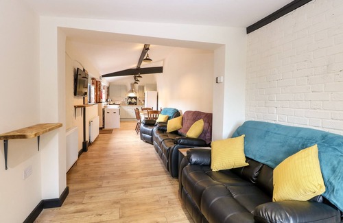 Swafield Cabaña | SQUIRREL LODGE, pet friendly, with a garden in North Walsham
