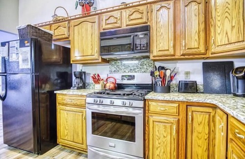 Davis Casa | Precioso entorno! Cerca del lago. Bañera de hidromasaje, pozo de fuego, canoas disponibles! ¡Mascota amigable!