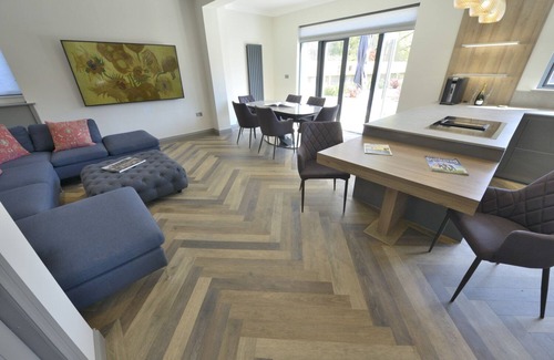 St. Andrews Villa | St Andrews 5 Star Luxury Villa, Garden SPA HotTub, Sauna, Steam Room & parking