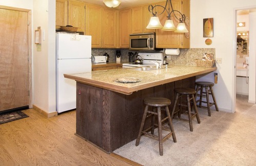 Mammoth Lakes Condominio | St. Anton Courtyard View 2-bedroom Condos w/ Pool & Jacuzzi