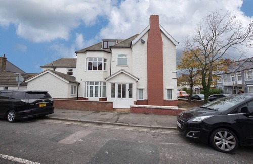 Cliftonville Cabaña | St Malo House - a house that sleeps 6 guests in 3 bedrooms