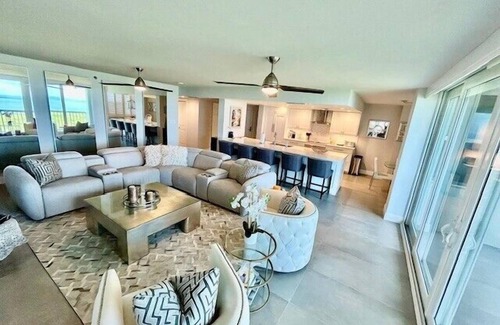 Pelican Bay Condominio | ¡Que vista! Vistas desde esta unidad de piso 20 totalmente renovada !!
