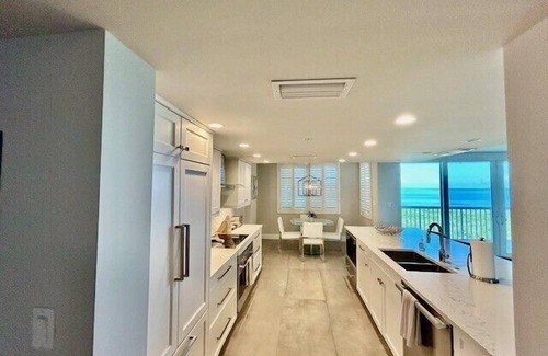 Pelican Bay Condominio | ¡Que vista! Vistas desde esta unidad de piso 20 totalmente renovada !!