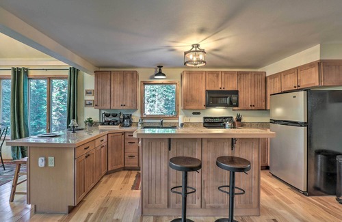 Saint Mary's Cabina | St Mary's Lakefront Cabin w/ Deck & Wood Stove!