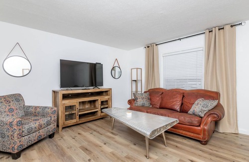 St. Matthews Condominio | St Matthews Monthly Rental - Two Bedroom Townhouse with Pool Access