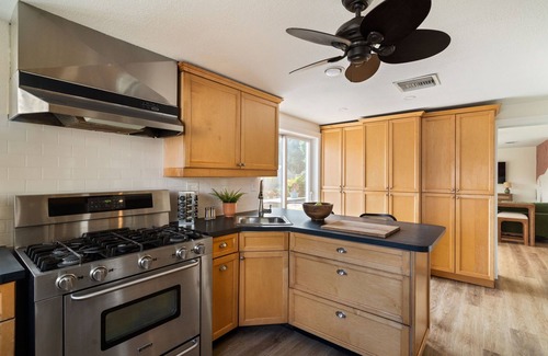 Disston Heights Casa | St Pete Pool Paradise: Heated Pool, Hot Tub, Coffee - Near Beaches