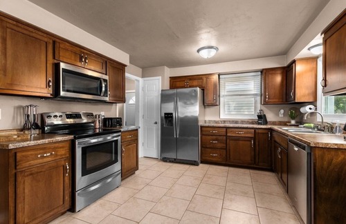 De Pere Casa | Stadium District walking distance, Tailgate Garage