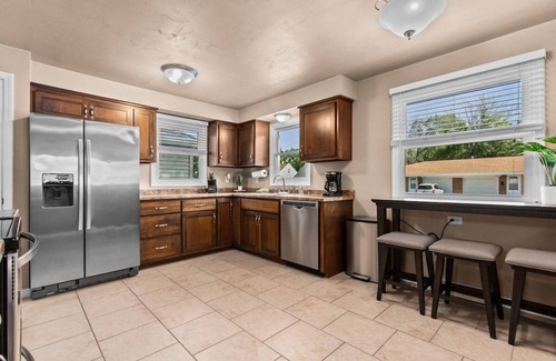 De Pere Casa | Stadium District walking distance, Tailgate Garage
