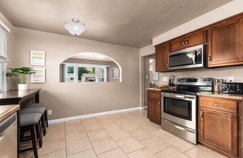 De Pere Casa | Stadium District walking distance, Tailgate Garage