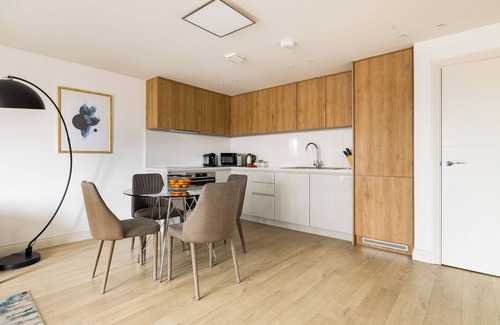 Staines Apartamento | Staines City Centre by Charles Hope