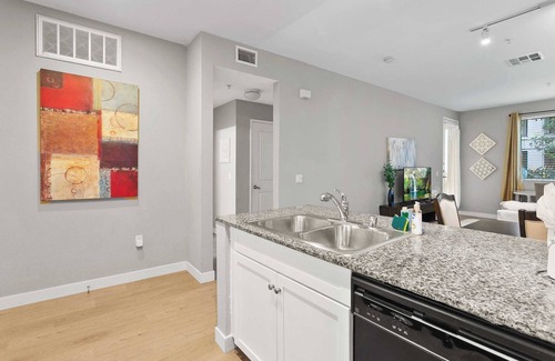 Airport Area Apartamento | Stair-Free Comfort! Ground-Floor Retreat Perfect for Pet Lovers and Guest #17