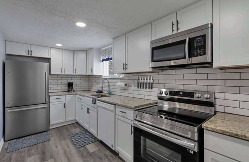 Buckeye Lake Casa | Stairway to Lake Views-1 Block from Lake