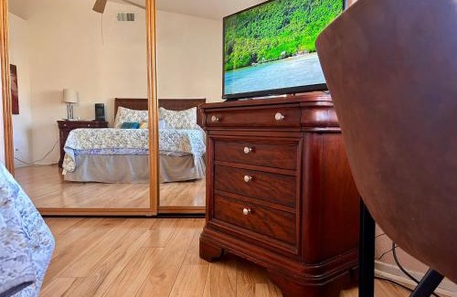Hemet Casa | Stallion Crest Suite with TV and private bathroom