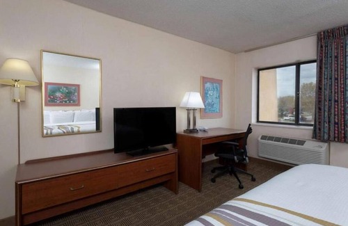 Indianapolis Casa | Standard 1 King Bed Non-Smoking
