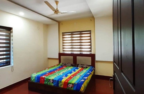 Kodungallur Apartamento | Apartamento estándar de una habitación con cama doble y ventilador