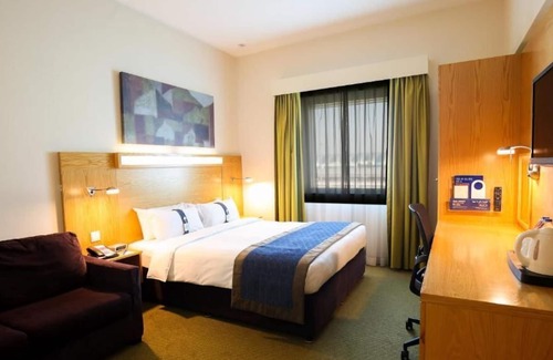Garhoud Casa | Standard Room Near Dxb Terminal 3 By Luxury Bookings