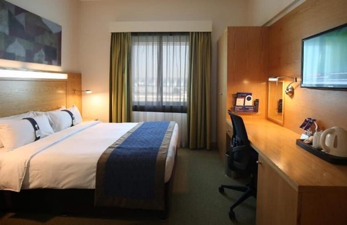Garhoud Casa | Standard Room Near Dxb Terminal 3 By Luxury Bookings