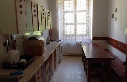 Cakova Casa | Stará škola - třílůžkový pokoj v pohodlí a klidu