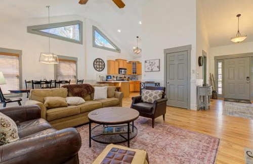 Big Canoe Casa | Stargaze Screen Movies Play Golf Splash at the Lakes Relax in the Communal Sauna - HooRay