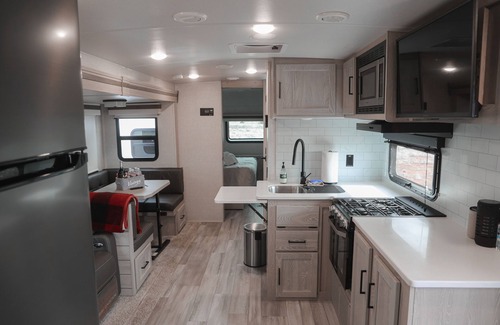 Valle Casa | Stargazing Luxury Solar RV with mountain views! 30 mins to Grand Canyon.