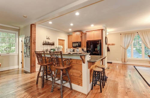 Big Canoe Casa | Stars Align Cottage - Relaxing Hot Tub, Home in Big Canoe + More!