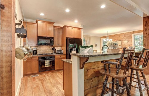 Big Canoe Casa | Stars Align Cottage - Relaxing Hot Tub, Home in Big Canoe + More!