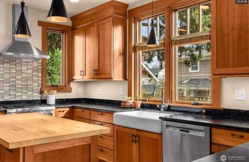 Queen Anne Casa | Stately Craftsman- Ideal corporate stay, DTWN: 1mi